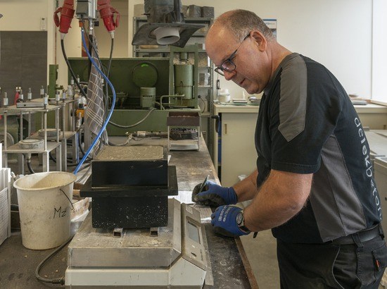 Betontechnoloog Kees Dekker aan het werk in het lab